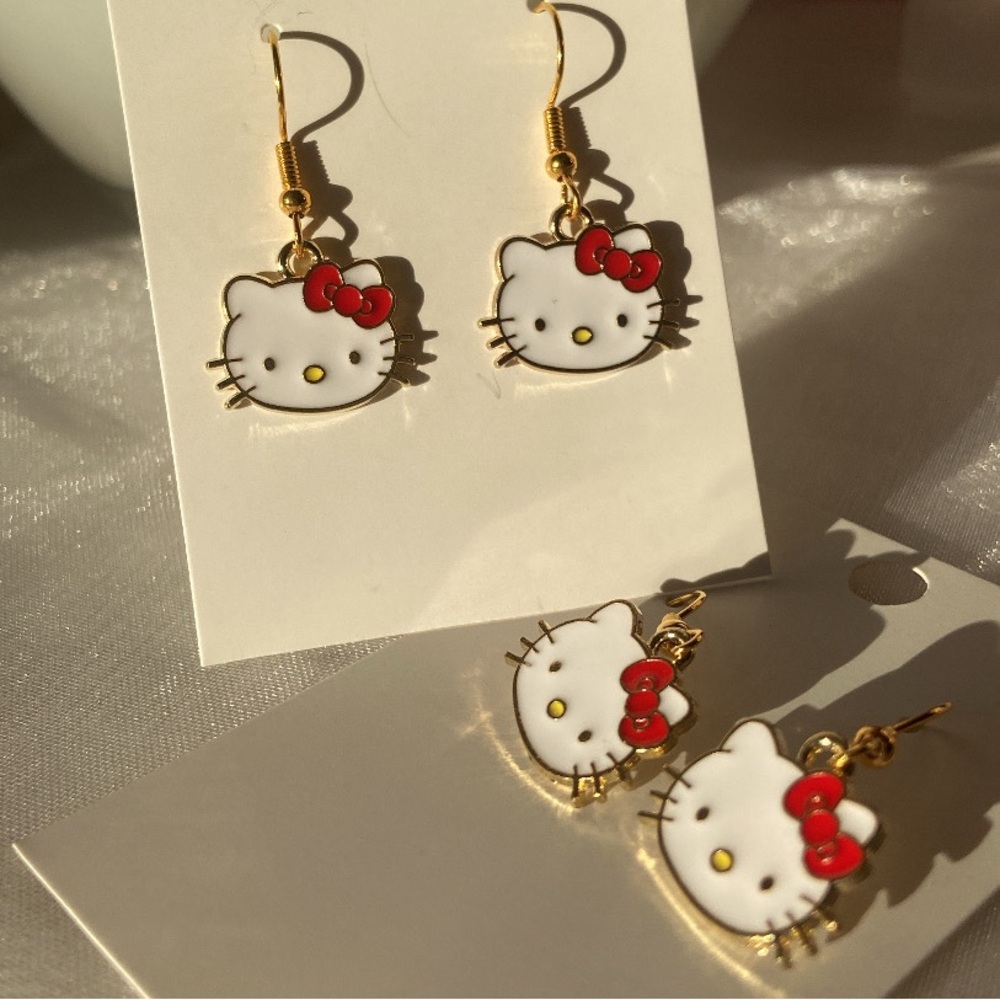 Classic HELLO KITTY gold earrings